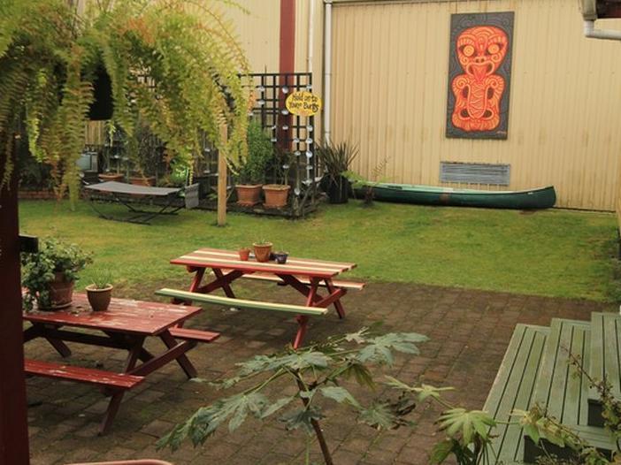 Bazil'S Backpackers Bbh Hostel & Surf School Westport Ngoại thất bức ảnh