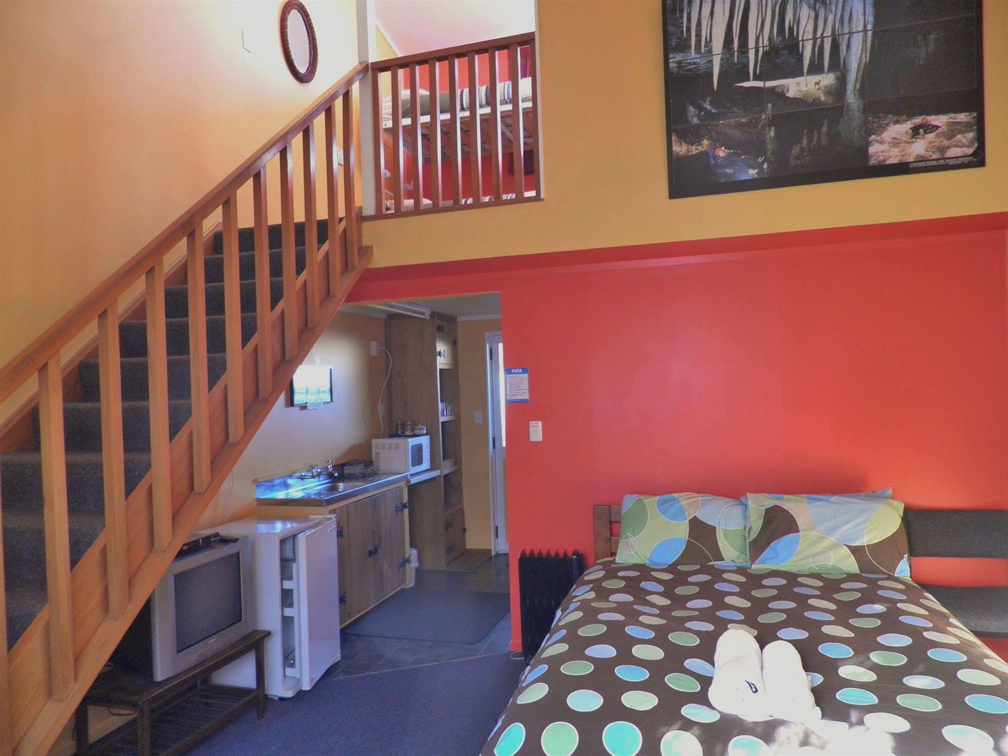 Bazil'S Backpackers Bbh Hostel & Surf School Westport Ngoại thất bức ảnh
