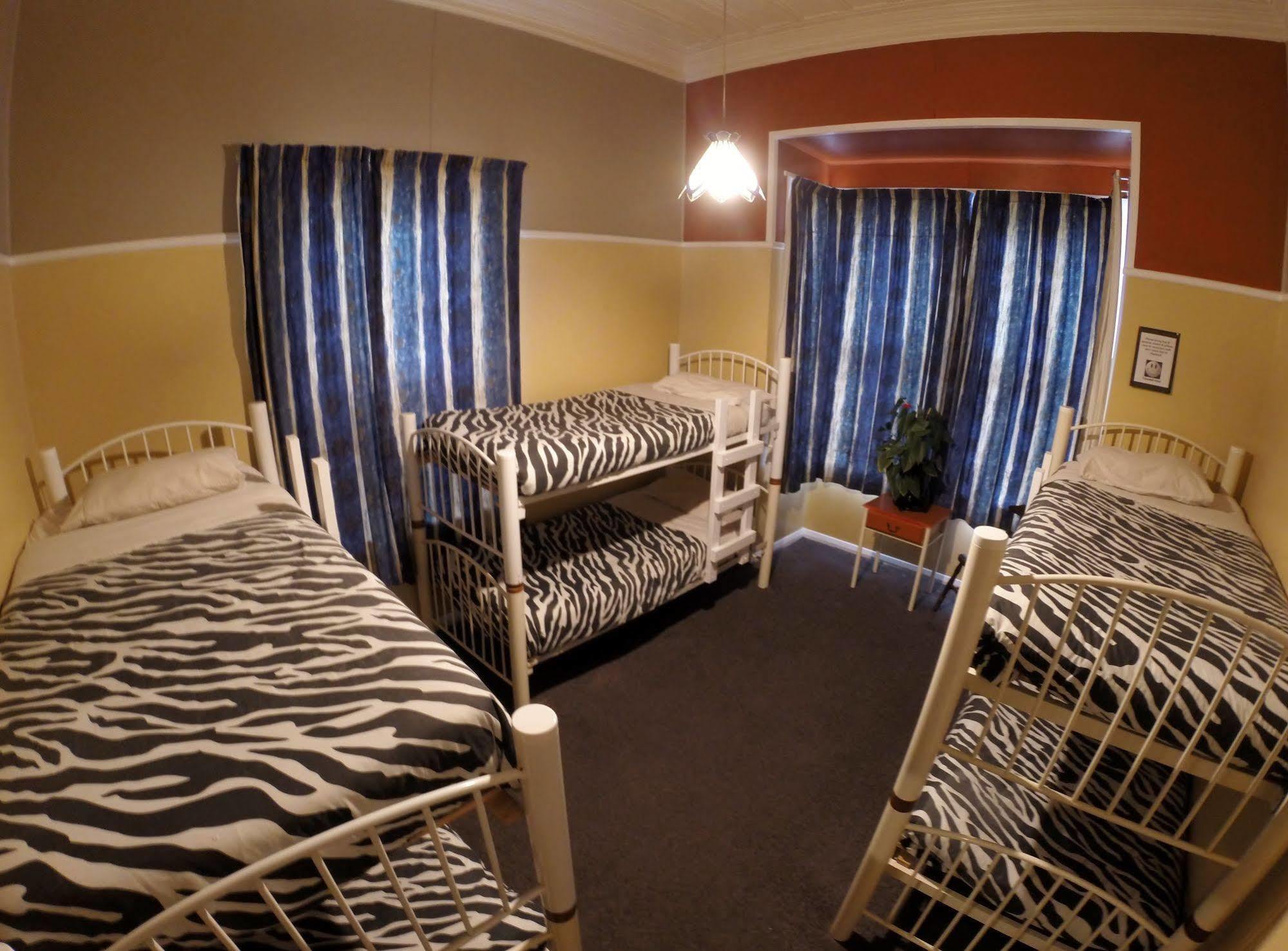 Bazil'S Backpackers Bbh Hostel & Surf School Westport Ngoại thất bức ảnh