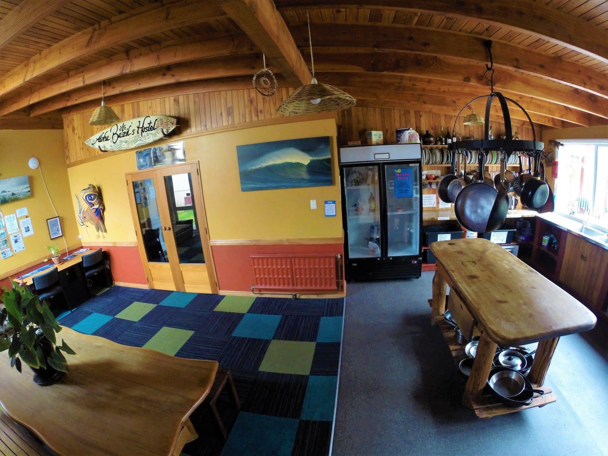 Bazil'S Backpackers Bbh Hostel & Surf School Westport Ngoại thất bức ảnh