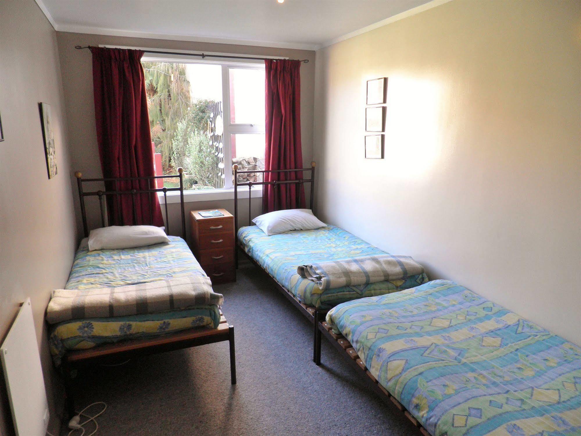 Bazil'S Backpackers Bbh Hostel & Surf School Westport Ngoại thất bức ảnh