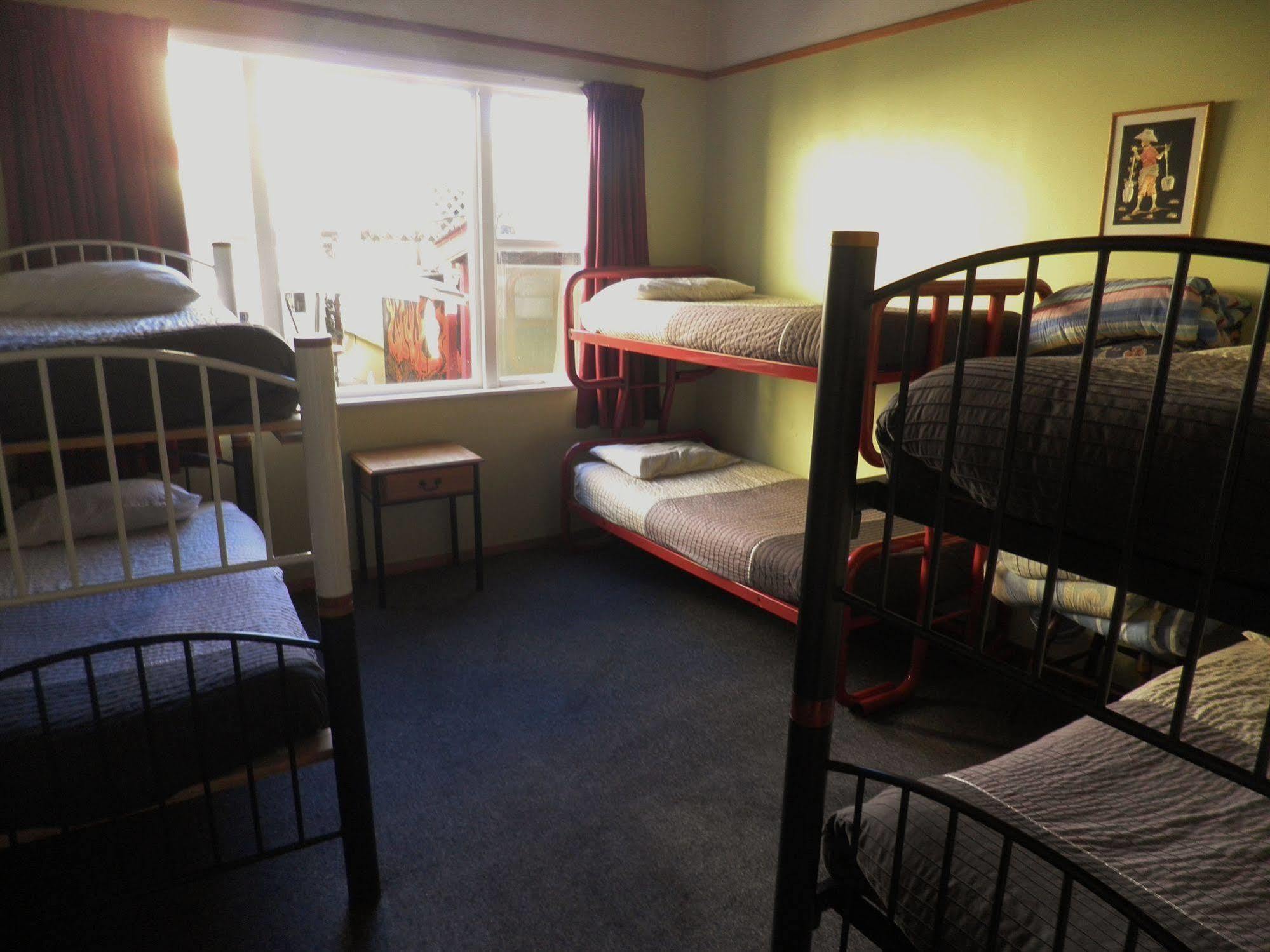 Bazil'S Backpackers Bbh Hostel & Surf School Westport Ngoại thất bức ảnh