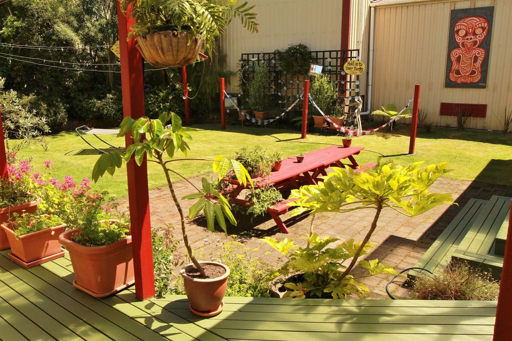 Bazil'S Backpackers Bbh Hostel & Surf School Westport Ngoại thất bức ảnh