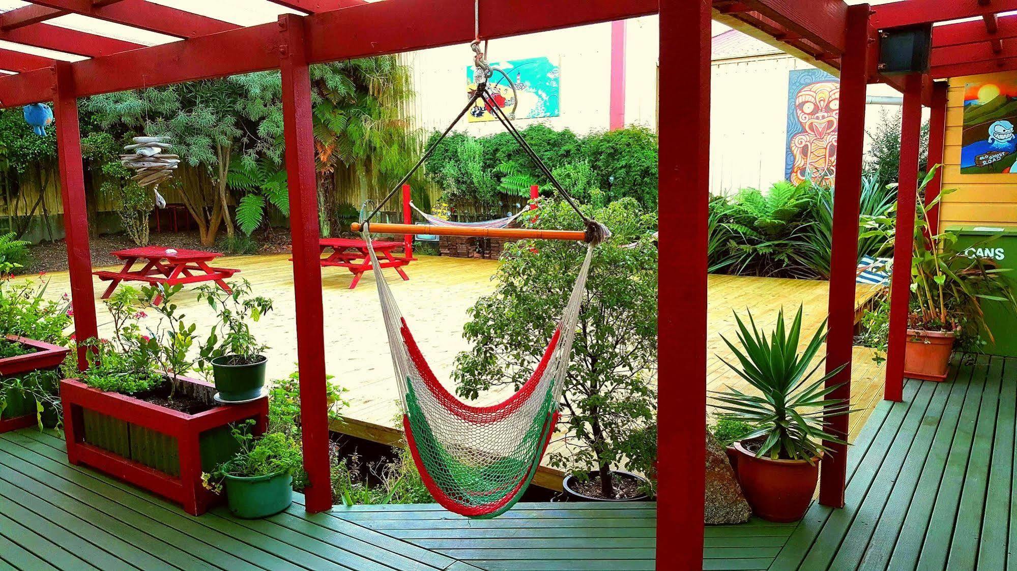 Bazil'S Backpackers Bbh Hostel & Surf School Westport Ngoại thất bức ảnh