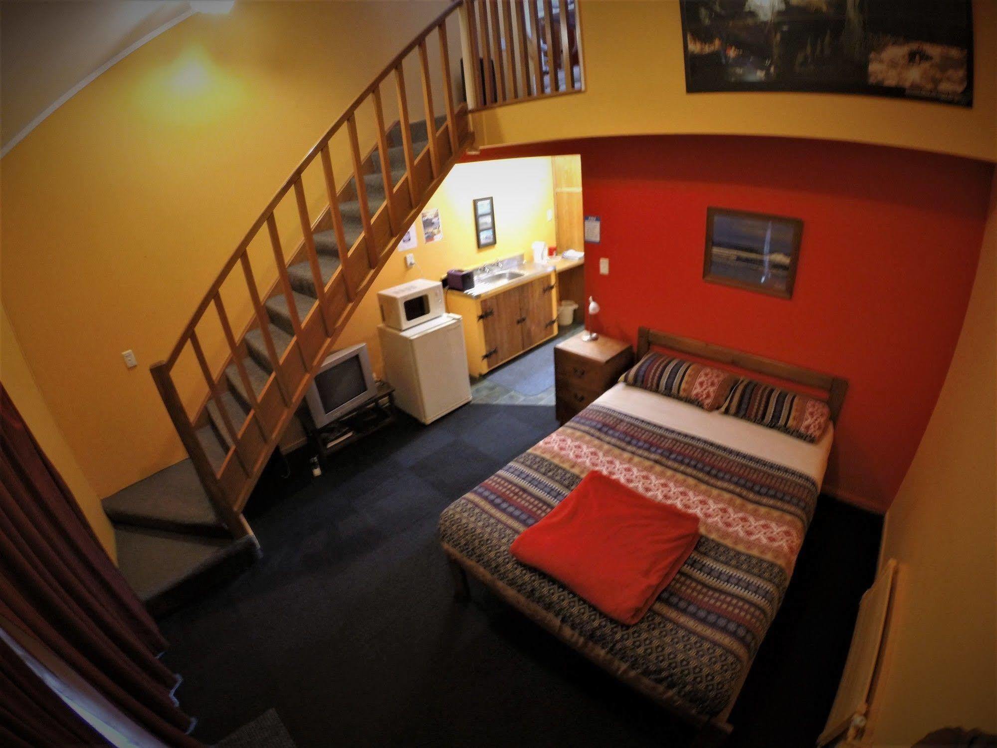 Bazil'S Backpackers Bbh Hostel & Surf School Westport Ngoại thất bức ảnh