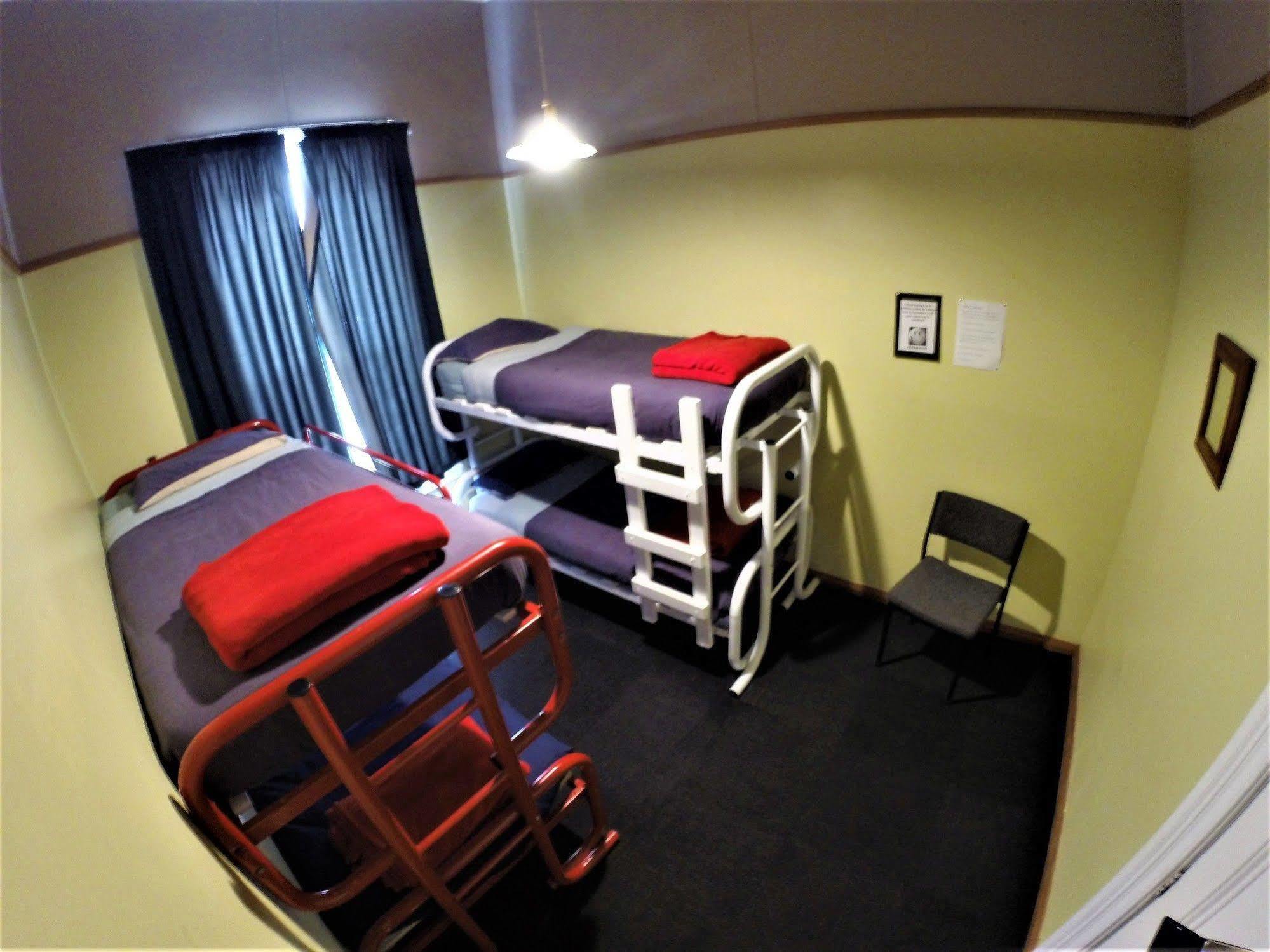 Bazil'S Backpackers Bbh Hostel & Surf School Westport Ngoại thất bức ảnh