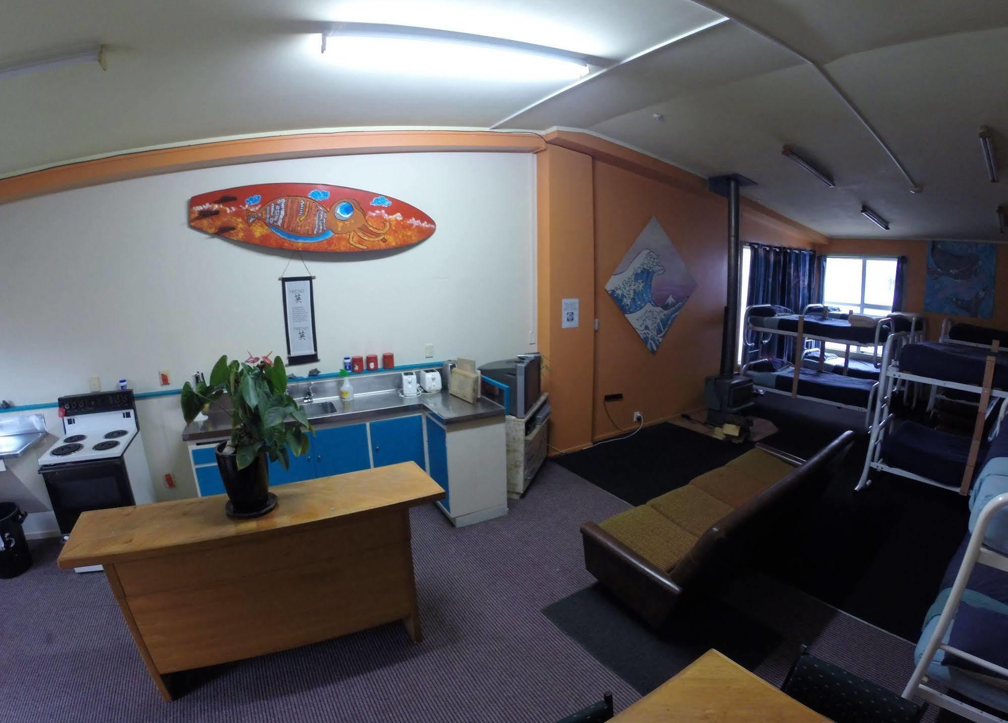 Bazil'S Backpackers Bbh Hostel & Surf School Westport Ngoại thất bức ảnh