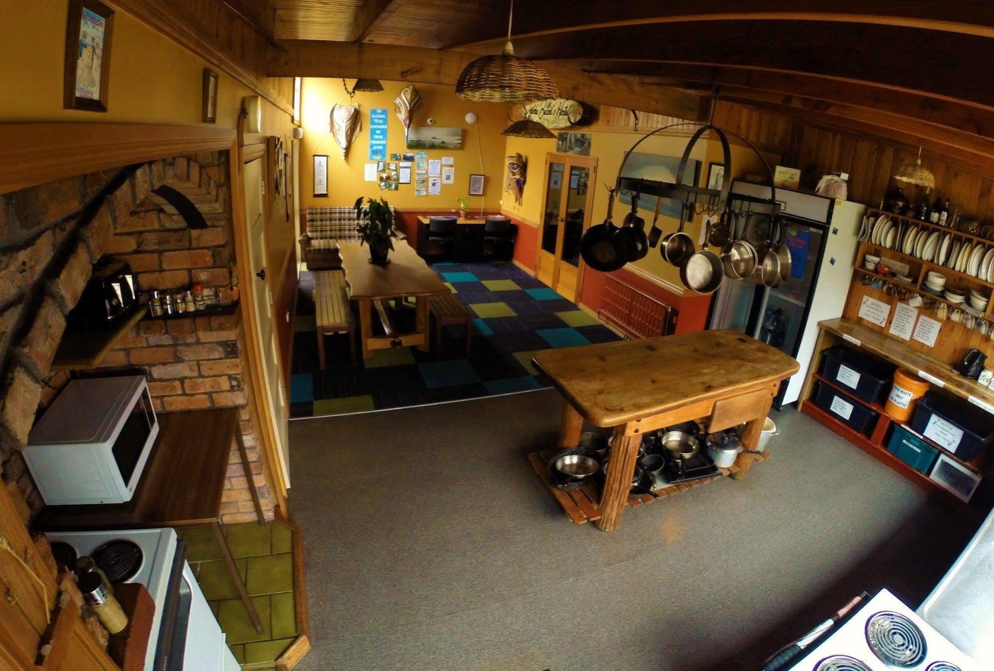 Bazil'S Backpackers Bbh Hostel & Surf School Westport Ngoại thất bức ảnh
